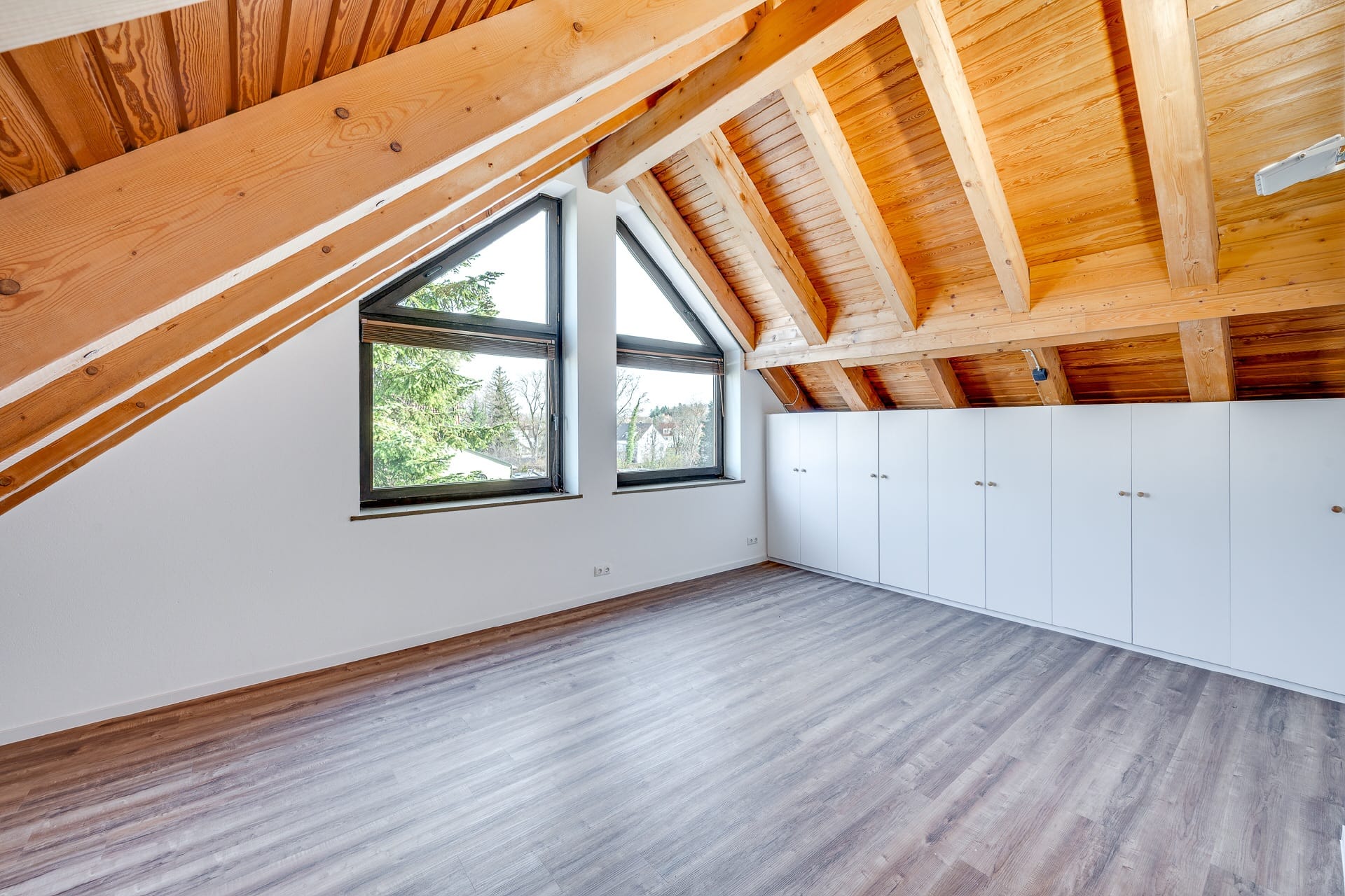 Immobilie in Krailling - AIGNER - Moderne 2-Zimmer Dachgeschosswohnung mit Blick über die Würm! - Bild 1