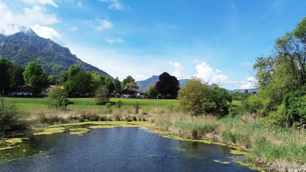 Immobilie in Bayerisch Gmain - Einmalig schönes Fleckchen Erde !
Freistehendes Haus mit grandiosen Ausblick auf Wiesen, Wasser u.  - Bild 1