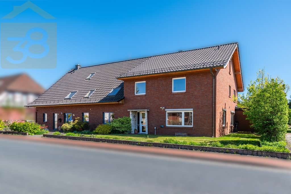 Immobilie in Bokensdorf - Zweifamilienhaus mit Schwimmbad, 3 Garagen und großem Grundstück - ideal für Pferdeliebhaber! - Bild 1