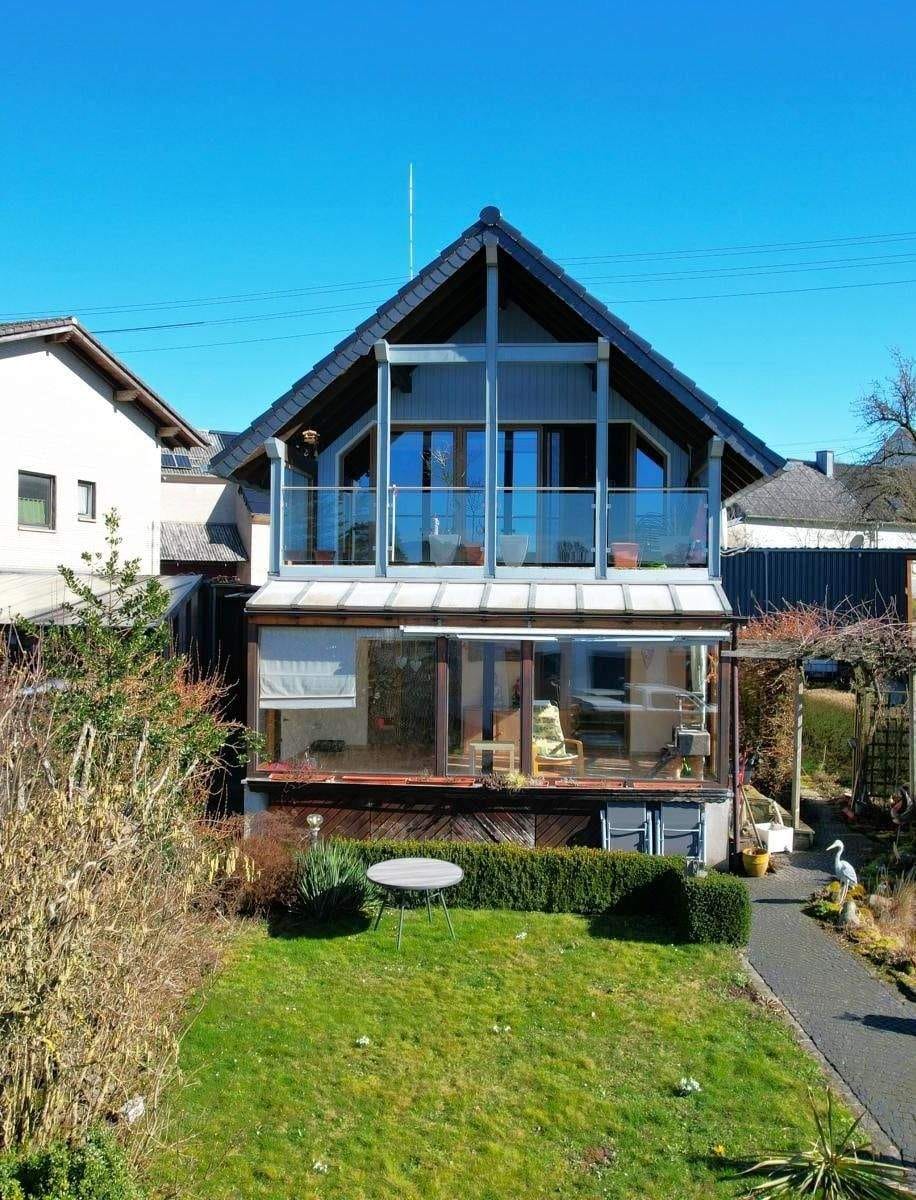 Immobilie in Berndorf - Ruhig gelegenes Wohnhaus mit Carport, Wintergarten, überdachtem Balkon und Garten in Berndorf - Bild 2