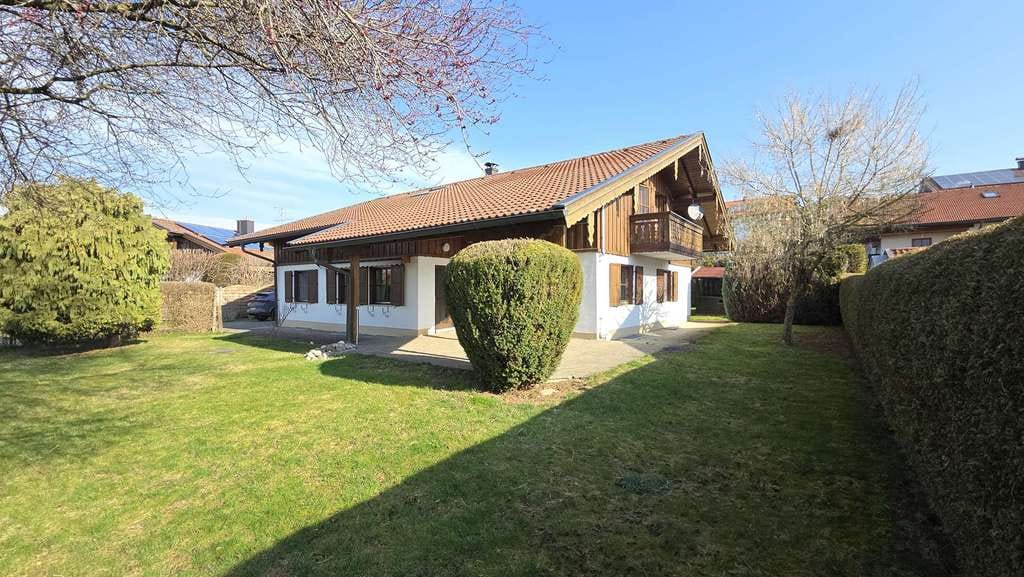 Immobilie in Nußdorf - Bei Chieming am Chiemsee - Landhaus mit 900qm uneinsehbarem sonnigen Gartengrundstück – Doppelgarage - Bild 3