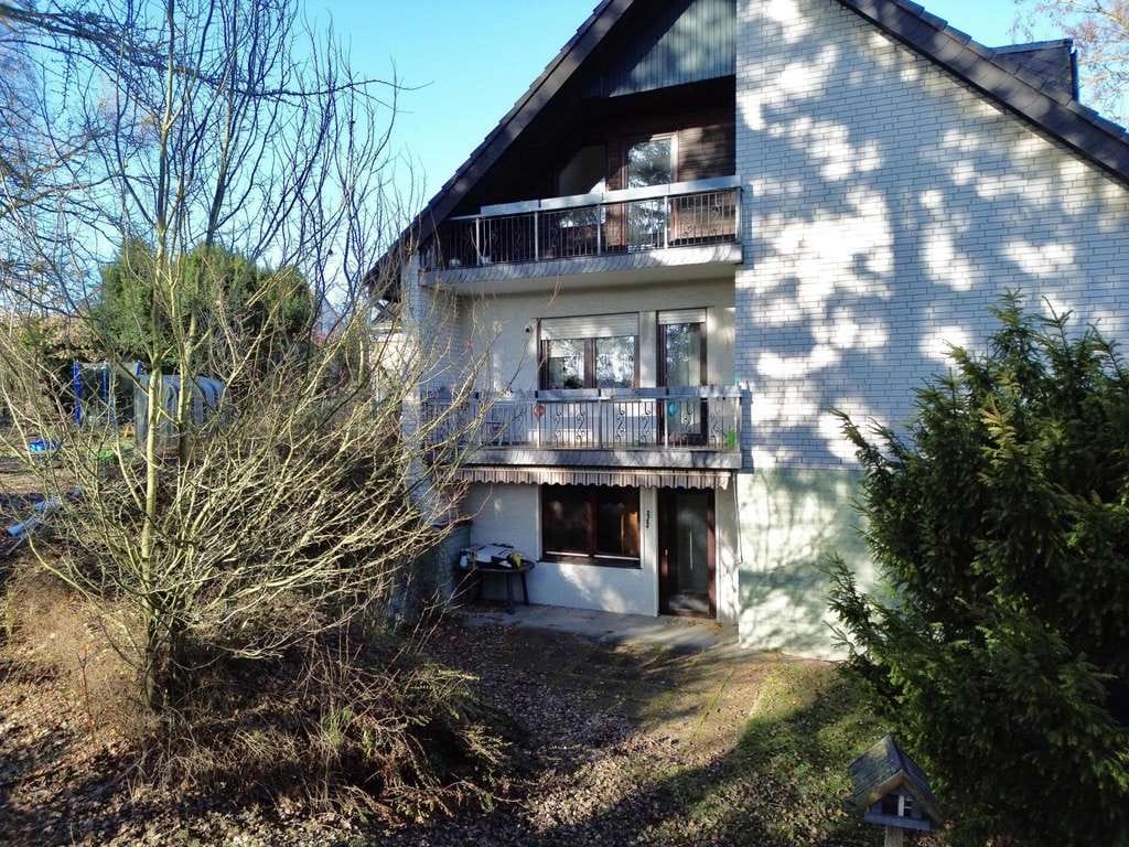 Immobilie in Bad Gandersheim - Attraktives Dreifamilienhaus: selbst bewohnen & sichere Mieteinnahmen - Bild 1