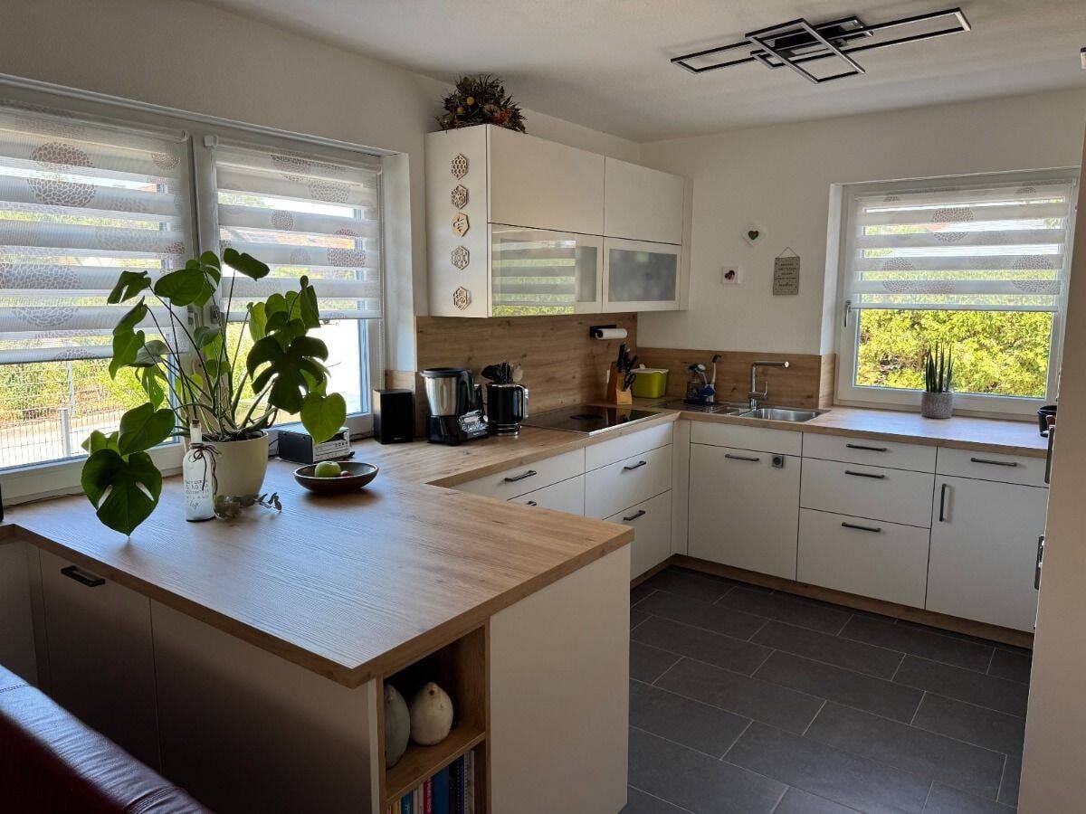 Immobilie in Herrieden - Gepflegte Doppelhaushälfte in attraktiver Wohnlage von Herrieden mit Garten und Garage - Bild 2