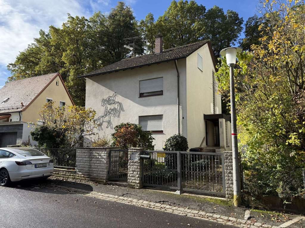 Immobilie in Roßtal - Zwei Wohneinheiten, Pool und Traumgarten – ein Haus voller Möglichkeiten in Roßtal - Bild 0