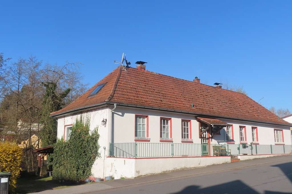 Immobilie in Michelstadt - Mehrfamilienhaus mit drei Wohneinheiten in britischem Landhausstil - Bild 0