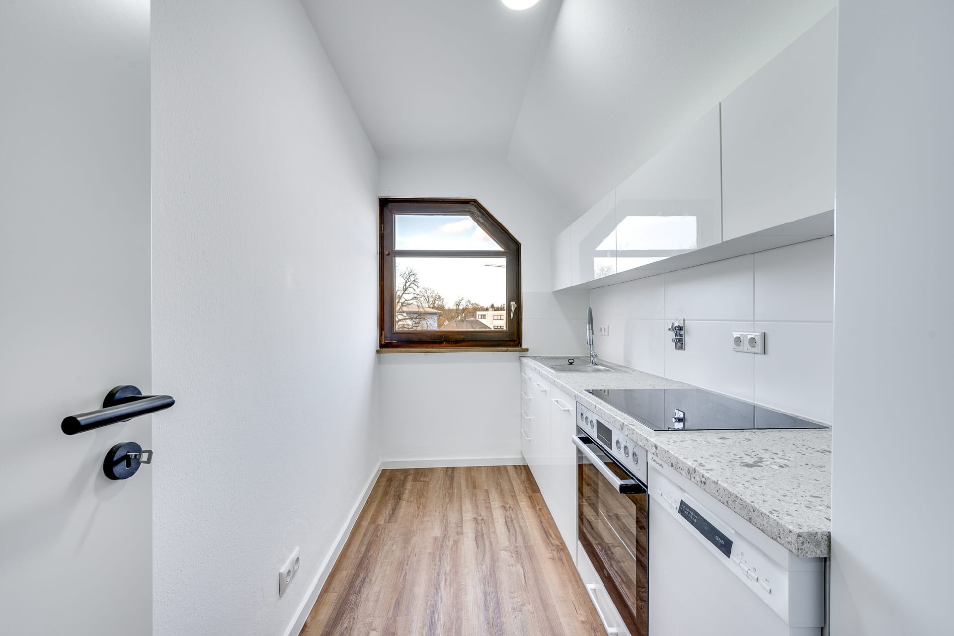 Immobilie in Krailling - AIGNER - Moderne 2-Zimmer Dachgeschosswohnung mit Blick über die Würm! - Bild 2