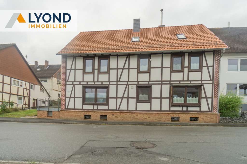 Immobilie in Diemelstadt - NEUER PREIS: Charmantes EFH mit 239 m², Garten & 2 Garagen – ideal für Großfamilien! - Bild 0