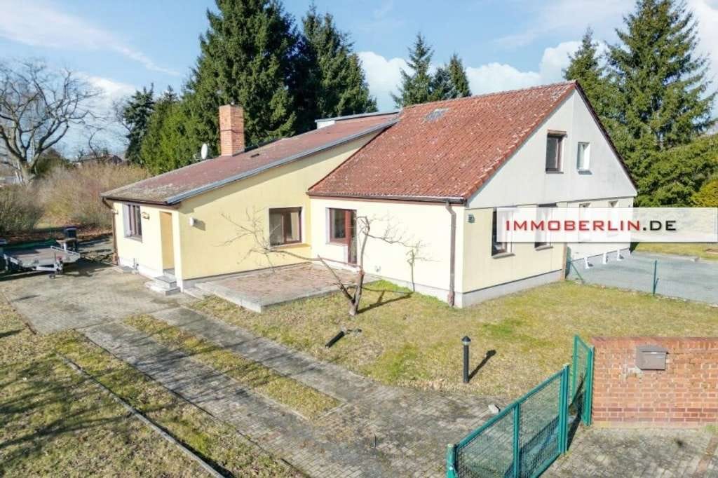 Immobilie in Velten - IMMOBERLIN.DE - Interessantes Haus mit Potenzial, Garage & Nebengebäude in ländlicher Lageharmonie - Bild 1