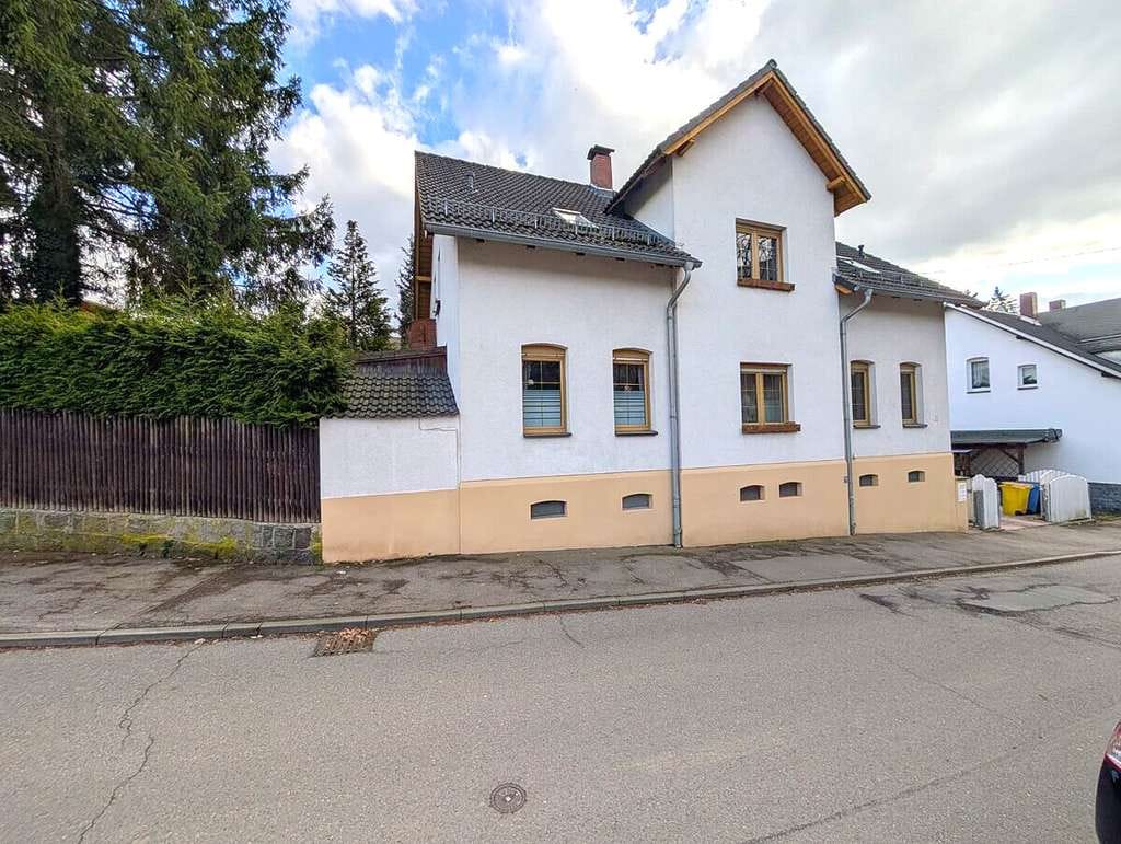 Immobilie in Wilkau-Haßlau - Kapitalanlage oder Eigennutzung: Modernisiertes Mehrfamilienhaus mit freier Maisonettewohnung - Bild 0