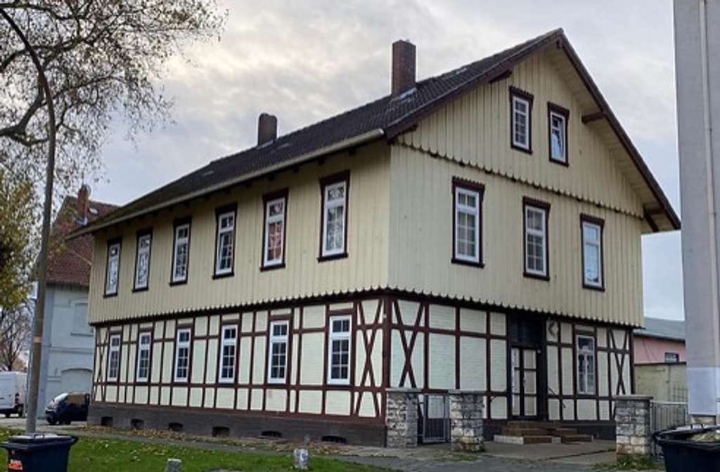 Immobilie in Schöningen - Schlüssel umdrehen, renovieren und vermieten: Renditeobjekt mit drei Wohneinheiten in Schöningen - Bild 0