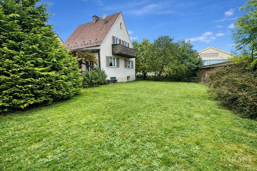 Immobilie in Gessertshausen - Renovierungsbedürftiges Einfamilienhaus mit großzügigem Grundstück in zentraler Lage  - Bild 0