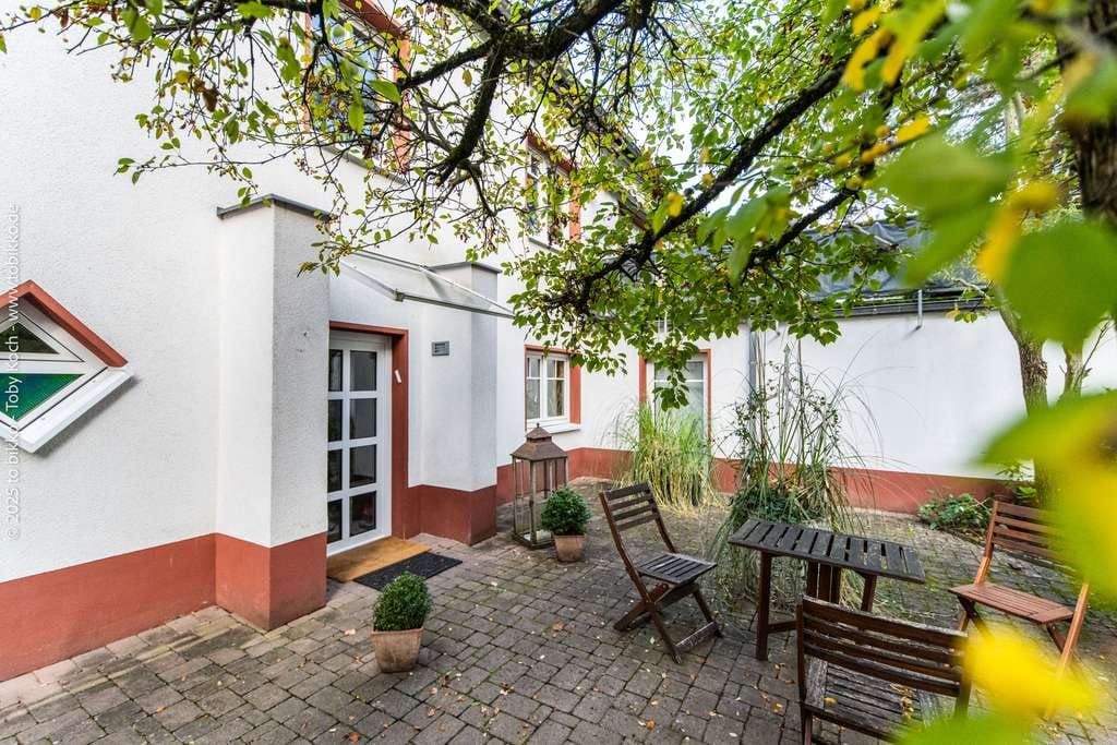 Immobilie in Neu-Isenburg - Stilvolles Mehrfamilienhaus mit Hinterhaus in zentraler Lage von Neu-Isenburg - Bild 1