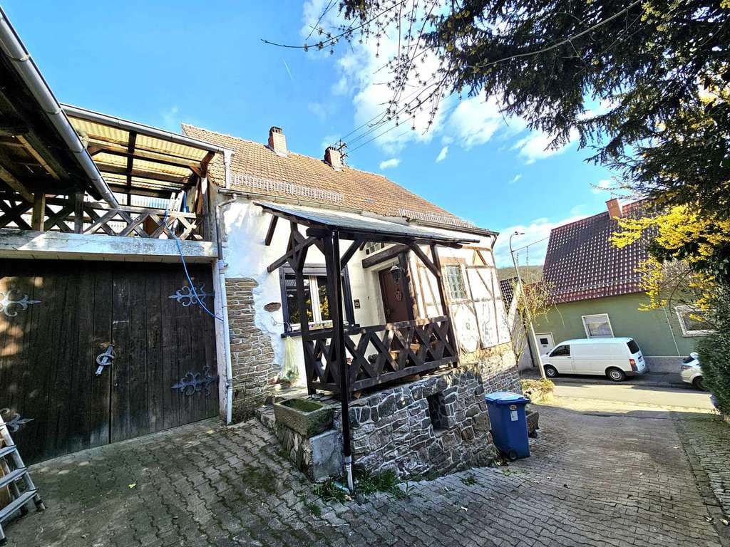 Immobilie in Niederkirchen - Freistehendes Einfamilienhaus mit Scheunen zu verkaufen - Bild 1