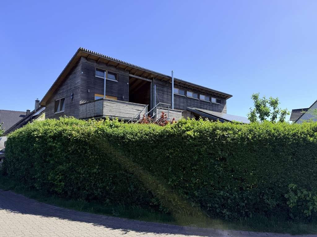 Immobilie in Lauenbrück - Nichts von der Stange: Nachhaltiges 8-Zimmer-Holzhaus mit PV-Anlage, Pelletheizung und Ferienwohnung - Bild 2