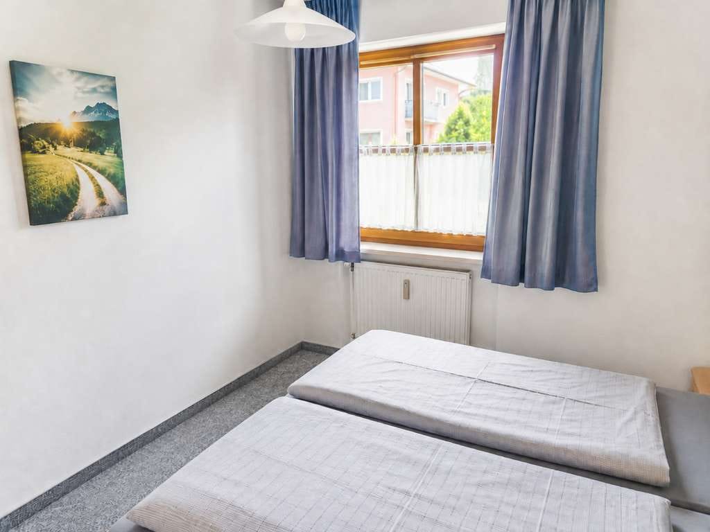 Immobilie in Prien am Chiemsee - Charmante 2-Zimmer-Ferienwohnung in Prien, großer Westbalkon mit Bergblick, Sauna & zwei Stellplätze - Bild 4