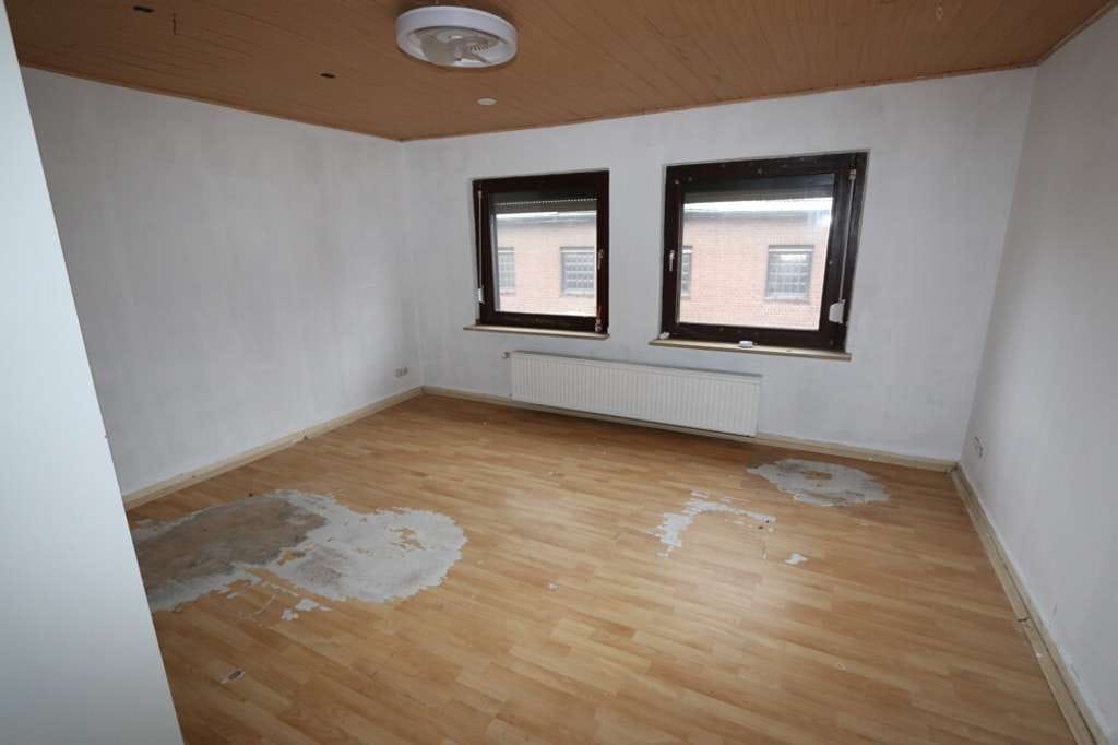 Immobilie in Jüchen - + Jüchen + EFH + sanierungsbedürftig + Bj. 1951 + ca. 857 m² Grundstück. + ca. 125 m² Wohnfläche + - Bild 4