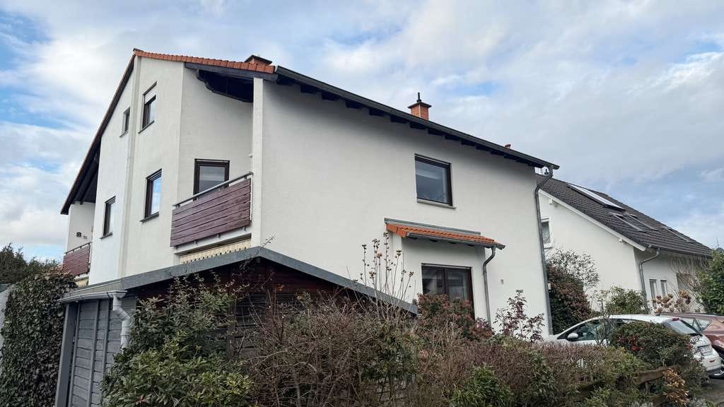 Immobilie in Bickenbach - GEPFLEGTE WOHNUNG GEBAUT WIE EINE DOPPELHAUSHÄLFTE MIT GARTEN IN GESUCHTER LAGE ### - Bild 1