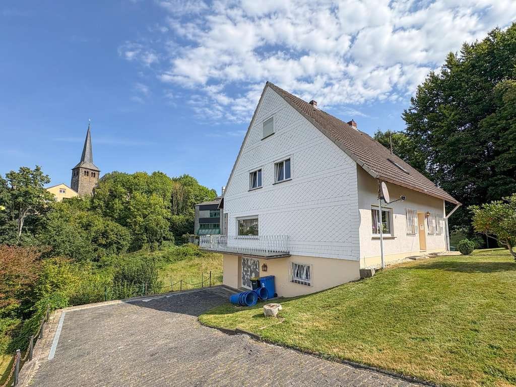 Immobilie in Hamm (Sieg) - Zweifamilienhaus, teilvermietet, Wohnung im OG in Renovierung. Zentrale Lage Hamm/Sieg - Bild 1