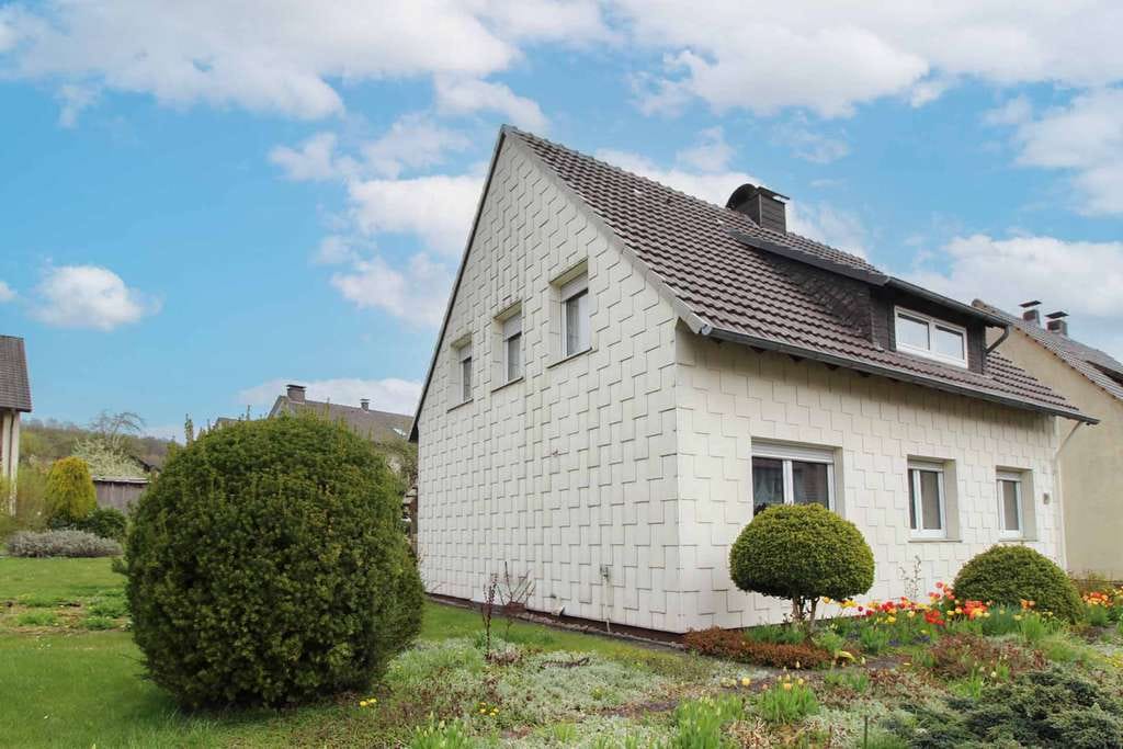 Immobilie in Bad Driburg - Solides Wohnhaus mit Potenzial in Bad Driburg-Siebenstern - Bild 1