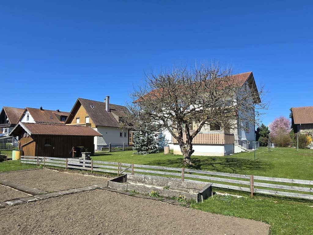 Immobilie in Markt Rettenbach - Gepflegtes 2-Fam.-Haus mit großem Grundstück in schöner Ortsrandlage von Markt Rettenbach! - Bild 2