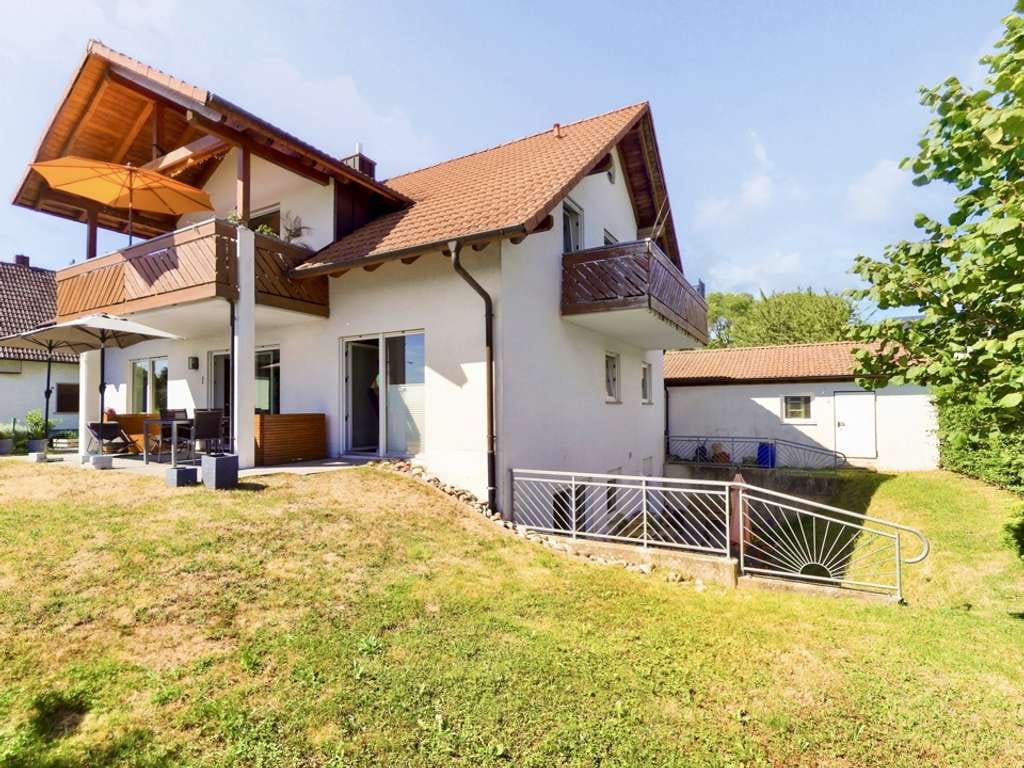 Immobilie in Ballrechten-Dottingen - Exklusive Lage mit wunderbarem Blick über die Reben - Haus mit 3 Wohnungen - Bild 1