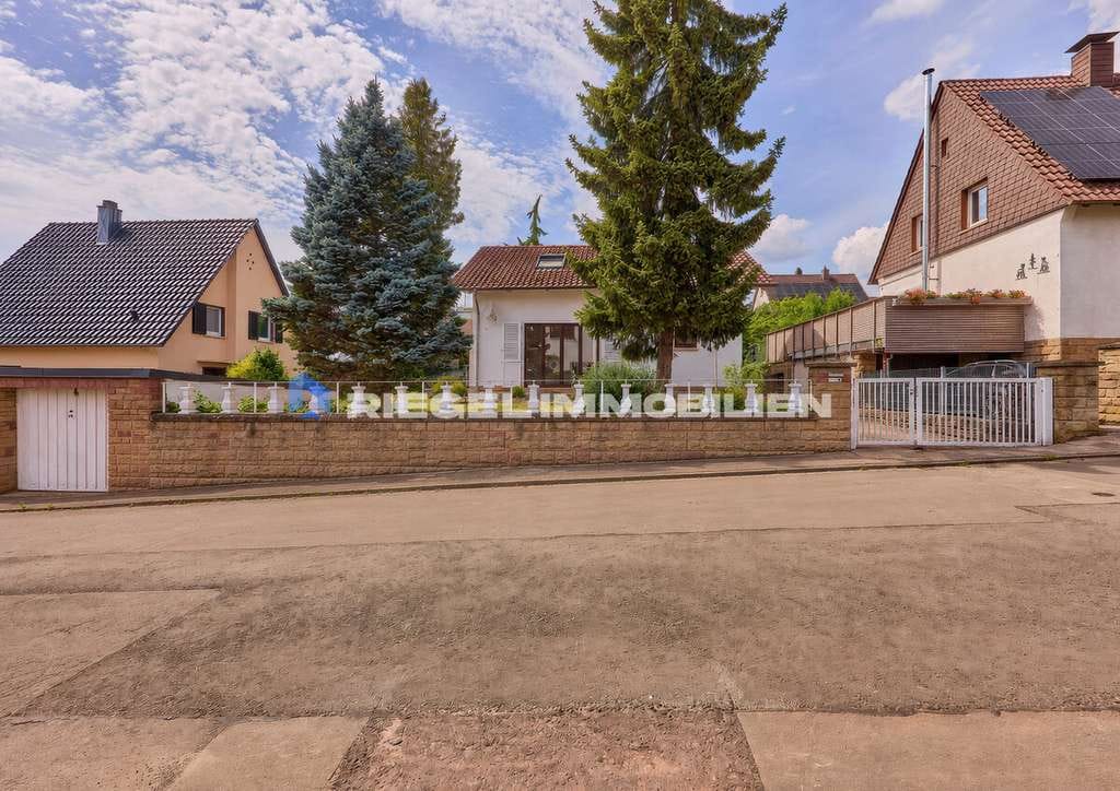 Immobilie in Otterbach - Sie hier? Wir auch! Einfamilienhaus in ruhiger Lage mit großem Grundstück - Bild 2