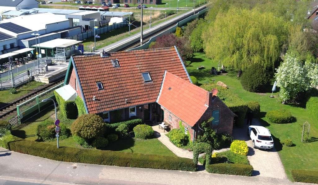 Immobilie in Brake - Wohnen mit Geschichte – Ihr neues Zuhause mit besonderem Flair im alten Bahnhof - Bild 0