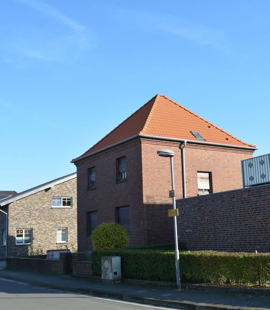 Immobilie in Uedem - Mehrgenerationenwohnen , Gewerbe möglich !,  Neues Dach usw..!, Anbau möglich, für Handwerker ? - Bild 2