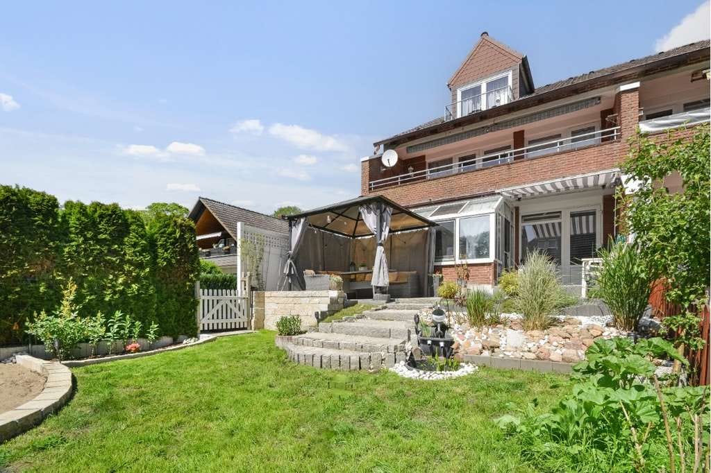 Immobilie in Hartenholm - 3‑Zimmer‑Wohnung mit Gartenanteil, großer Fensterfront & überdachter Terrasse - Bild 0