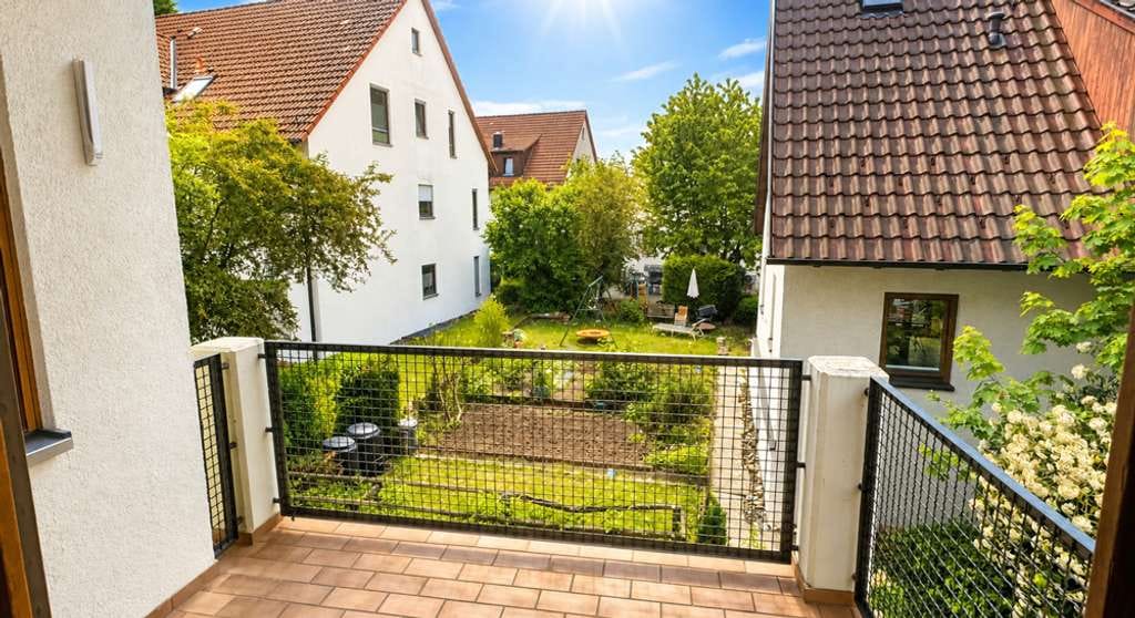 Immobilie in Eningen unter Achalm - Attraktive 2,5-Zimmer-Wohnung in Eningen Mitte - Kleines MFH + Top Garage - Bild 0