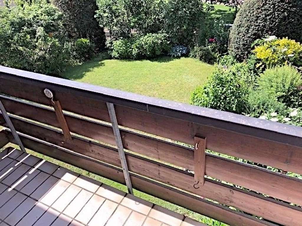 Immobilie in Görwihl - Einfamilienhaus (DHH), 7 ½ Zi, ca. 153 m² Wohnfl., in ruhiger, sonniger Lage, ideal für Familie m... - Bild 2