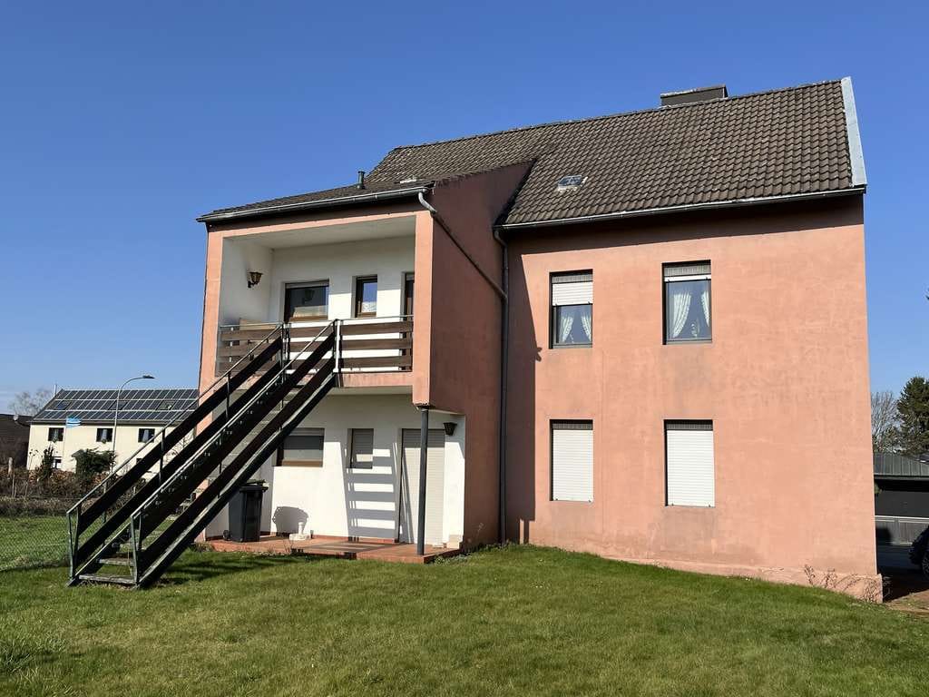 Immobilie in Eschweiler - Ausbaufähiges, freistehendes Ein- bis Zweifamilienhaus mit Blick ins Grüne - Bild 0
