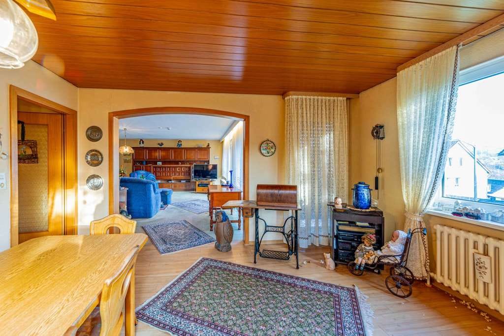 Immobilie in Würzburg - Oberdürrbach/Würzburg - geräumiges Einfamilienhaus mit Einliegerwohnung und großen Garten - Bild 4