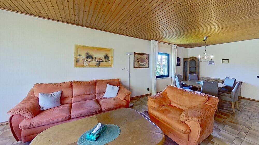Immobilie in Wathlingen - Gepflegtes Einfamilienhaus: ca.189 m² Wohnfläche mit Fußbodenheizung, Terrasse, Balkon und Garage! - Bild 4