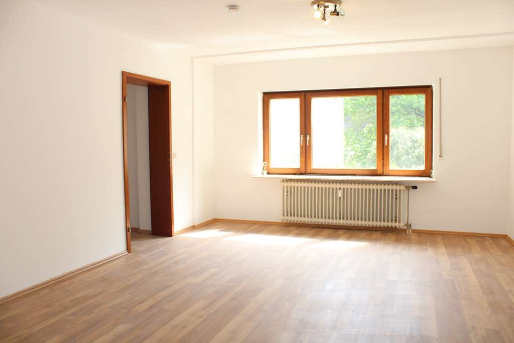 Immobilie in Gernsbach - Einziehen oder vermieten: Freies 1-Zimmer-Apartment mit Aufzug - Bild 1