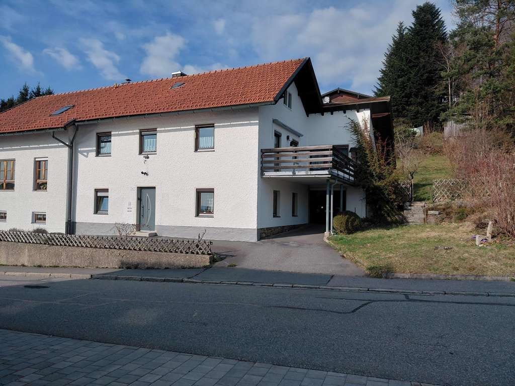 Immobilie in Spiegelau - Gepflegte Doppelhaushälfte mit Garage und Obstgarten - Bild 1