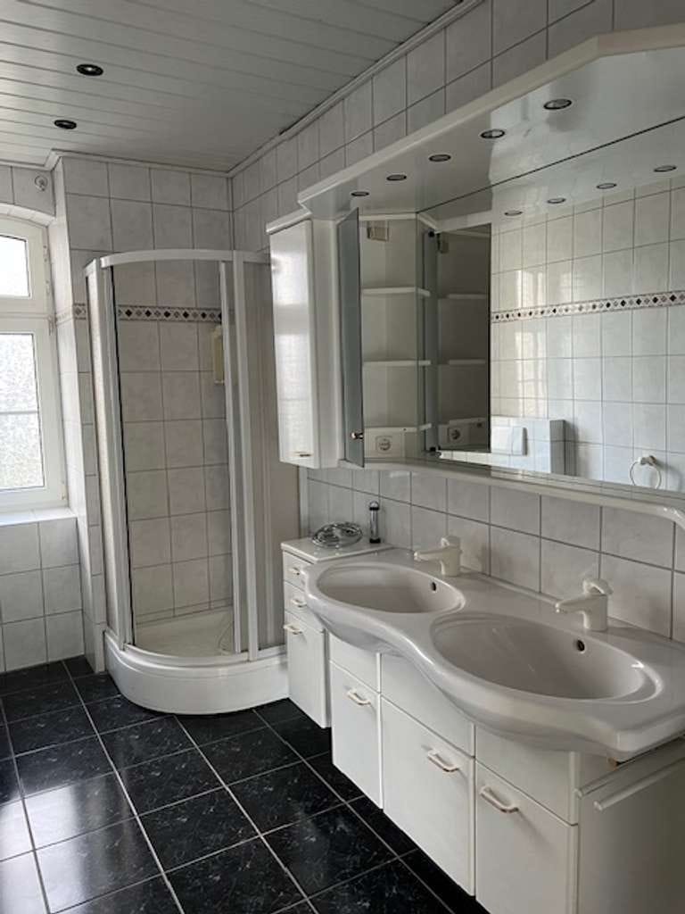 Immobilie in Rotenburg an der Fulda - Zentrales Zweifamilienhaus mit Grün von Privat - Bild 4