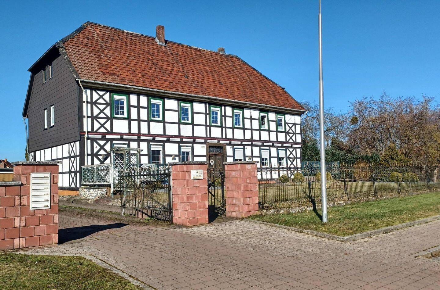 Immobilie in Herzberg am Harz - Charmantes Mehrfamilienhaus mit drei Garagen und Doppelcarport! - Bild 0