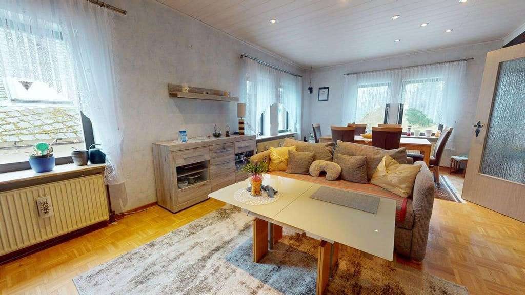 Immobilie in Biedenkopf - Wohnen im Grünen: Großzügiges Haus mit riesigem Garten, Terrasse & viel Raum - Bild 1