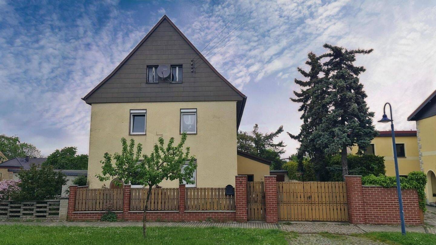 Immobilie in Schkeuditz - Einfamilienhaus mit zwei separaten Wohneinheiten, großem Garten und Sommer-Gartenhäuschen - Bild 1
