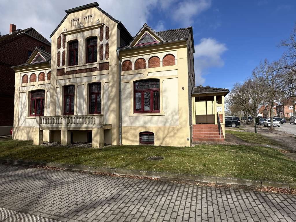 Immobilie in Grevesmühlen - Stadtvilla (1911) mit 3 Wohneinheiten, Autostellplätzen u. Sitzgelegenheiten, 2008 kernsaniert !! - Bild 1
