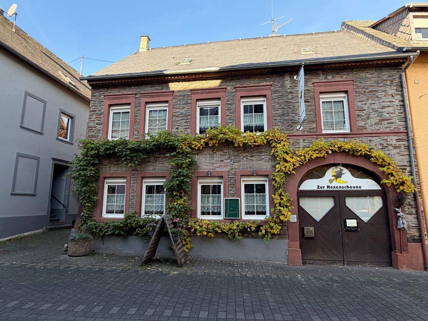 Immobilie in Kröv - Wohn- u. Geschäftshaus mit Garten, Nebenhaus und Halle im Herzen von Kröv - Bild 1