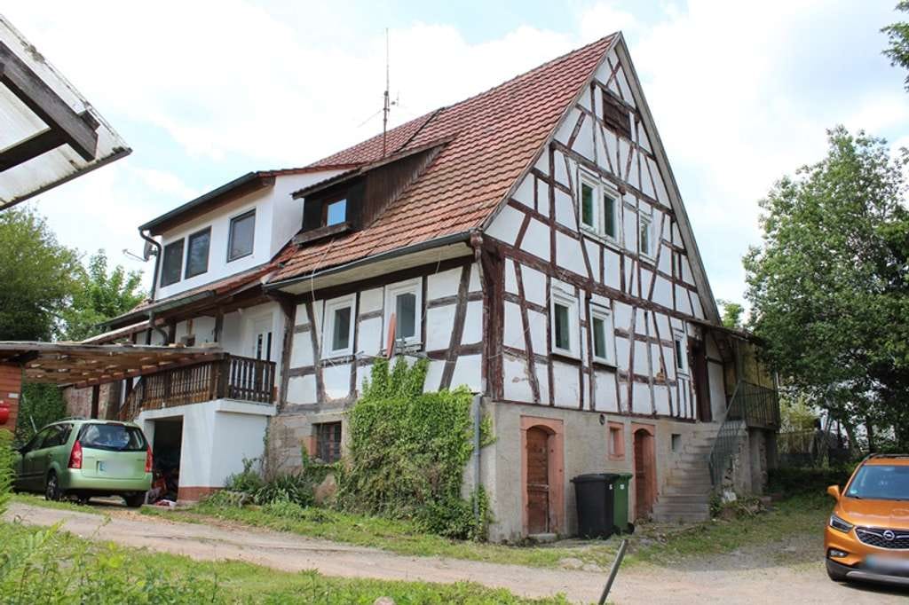 Immobilie in Wald-Michelbach - Fachwerk-DHH, Scheune und Doppelgarage - zentrale Lage - Bild 2