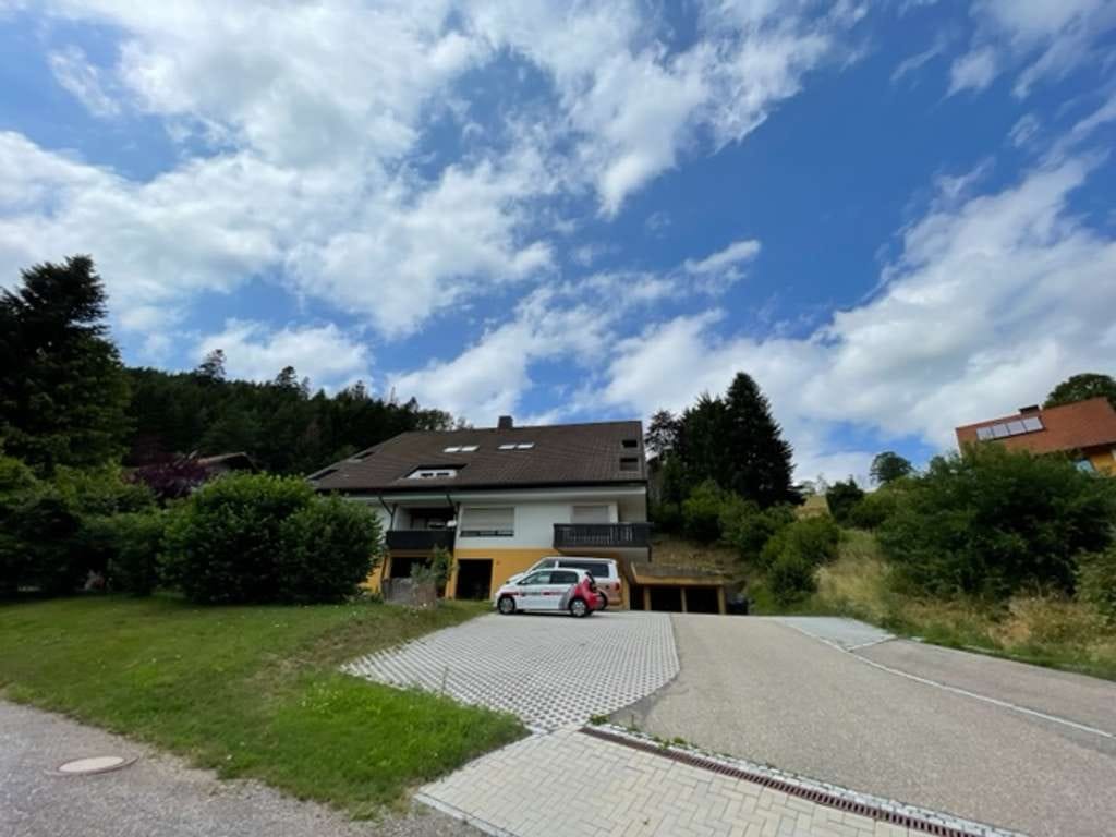 Immobilie in Lenzkirch - Südwest-Giebelwohnung im DG. Randlage, Balkon und Garage ! - Bild 4