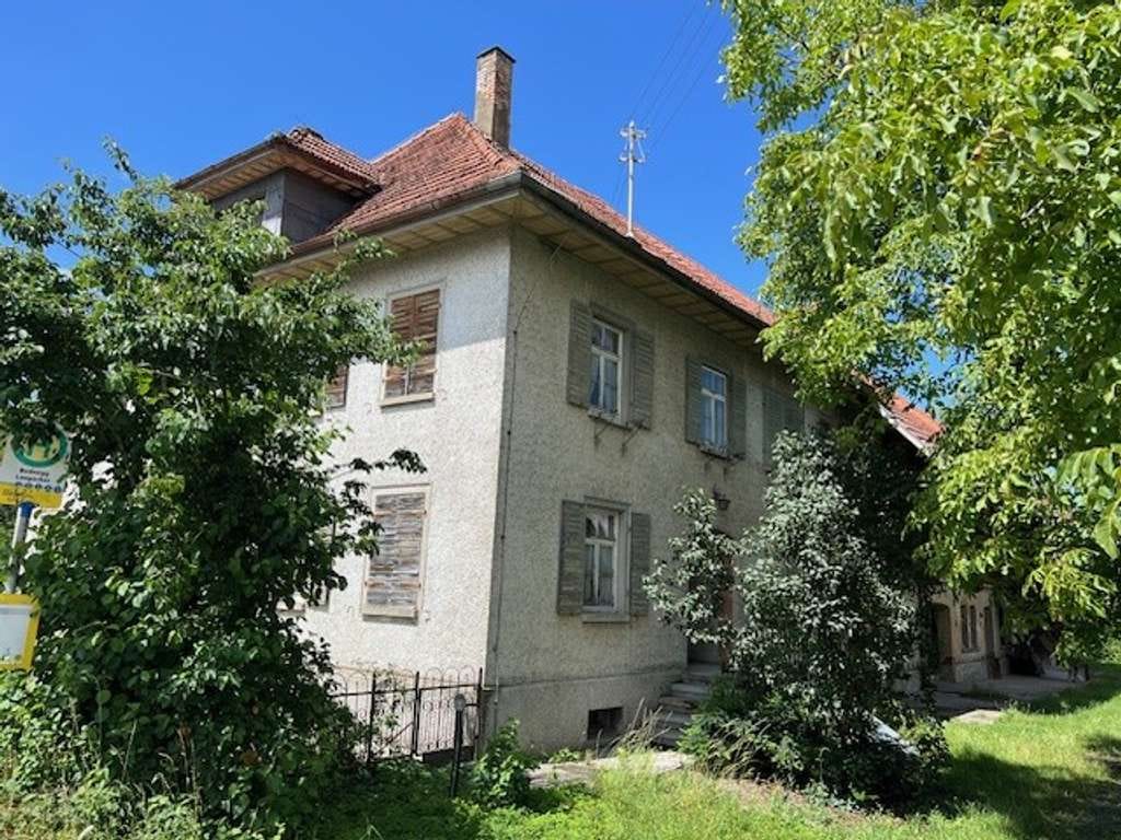 Immobilie in Bodnegg - Ehemaliges landwirtschaftliches Anwesen mit Nebengebäuden zwischen Wiesen/Hopfenfeldern bei Bodnegg! - Bild 1