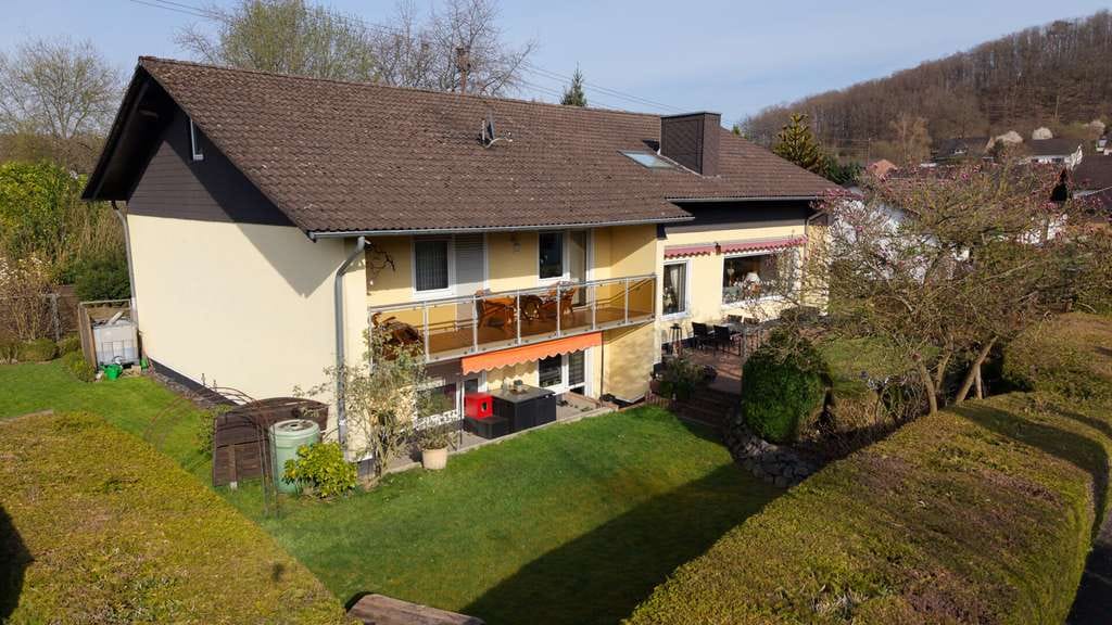 Immobilie in Hamm (Sieg) - Gepflegtes Split-Level-Haus mit Einliegerwohnung (vermietet) und tollem Garten - nahe Hamm/Sieg! - Bild 1
