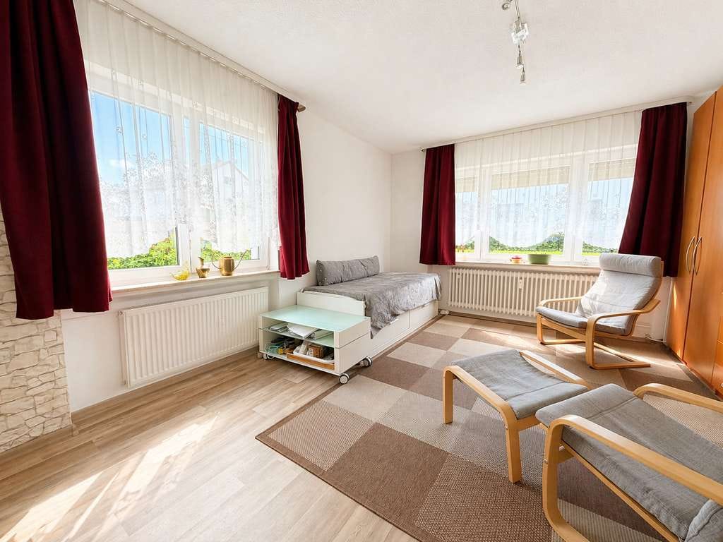 Immobilie in Wöllstadt - Zweifamilienhaus mit Potenzial, neuem Dach und großem Garten - Bild 2