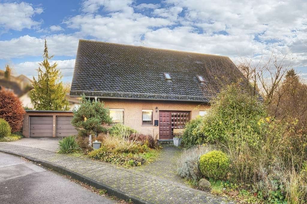 Immobilie in Mittelhof - Sehr gepflegtes und hochwertig erstelltes Zweifamilienhaus in ruhiger und zentrumsnaher Wohnlage  - Bild 0