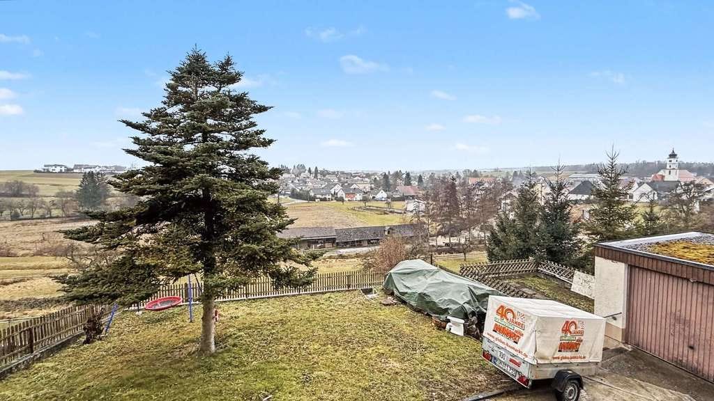 Immobilie in Dürmentingen - Kampfpreis in Aussichtslage – Zweifamilienhaus mit 972 m² Grundstück für Handwerker & Investoren! - Bild 4