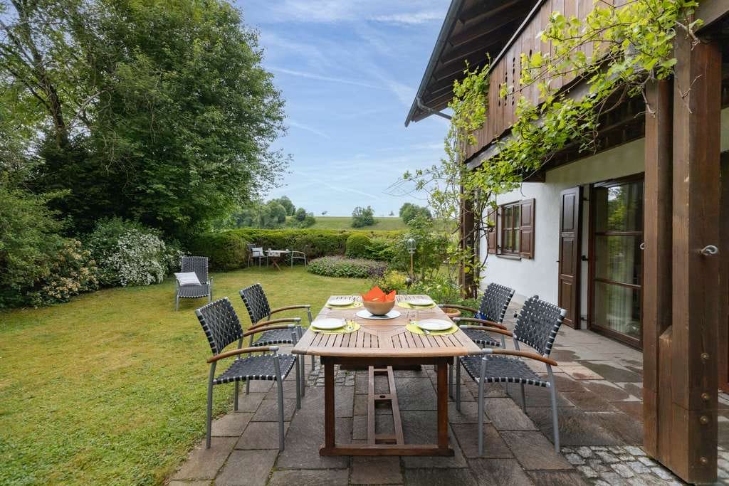 Immobilie in Oberhaching - Das Naturpanorama mit unverbaubarem Weitblick - Charmantes Landhaus in sehr guter Lage Oberhaching! - Bild 2
